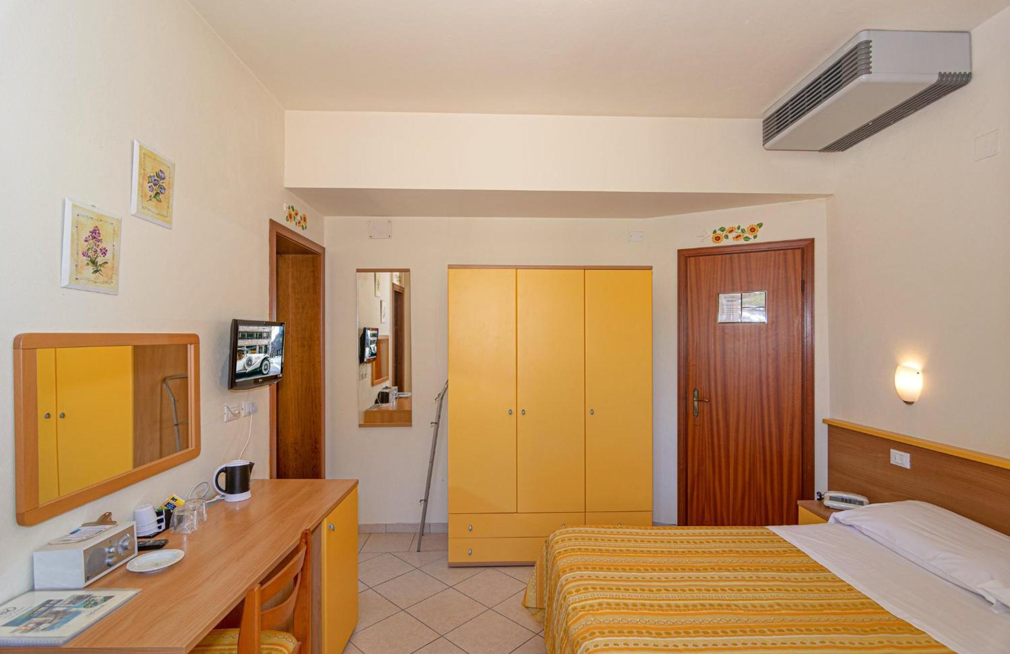 Hotel Mariani ลิโด ดิ กามาโยเร ภายนอก รูปภาพ
